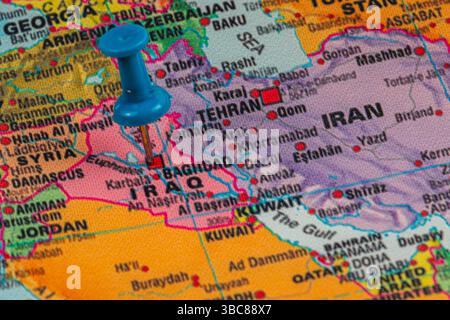 Una mappa dettagliata del Medio Oriente si concentra sull'Iraq, con un punzone blu che segna una posizione specifica. Altri paesi circostanti sono visibili, tra cui Foto Stock