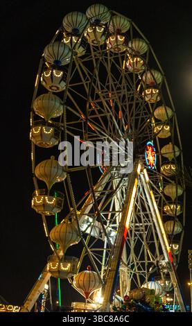 Ruota panoramica illuminata di notte Foto Stock