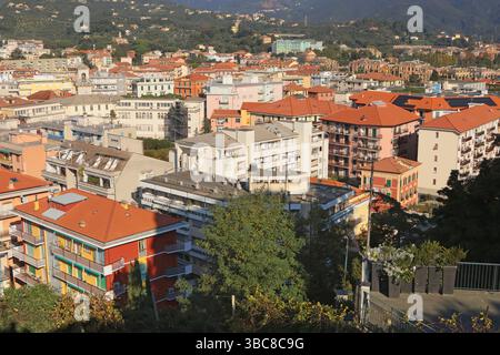 Sestri Levante, Liguria - 10 novembre 2024. Centro storico di Sestri Levante. Edificio tradizionale nelle giornate di sole. Tetti piastrellati e vista dall'alto. Foto Stock