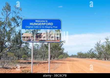 Road to Hungerford con cartello di benvenuto, South West Queensland, QLD, Australia Foto Stock