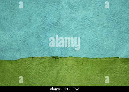 Paesaggio astratto verde e blu creato con fogli colorati di carta a trama fatta a mano Foto Stock