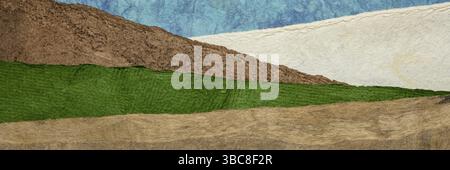 Paesaggio astratto in toni terrosi creato con carte di corteccia di amata fatte a mano in Messico da alberi di Amate, ortica e gelso Foto Stock