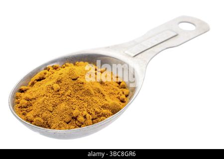 Polvere di radice di curcuma su un cucchiaio di misurazione isolato con un percorso di ritaglio Foto Stock