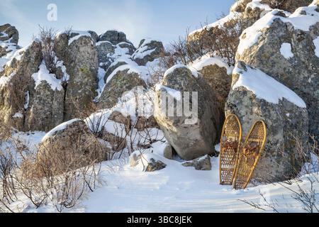Paesaggio invernale con rocce di arenaria e classiche racchette da neve Bear Paw Foto Stock