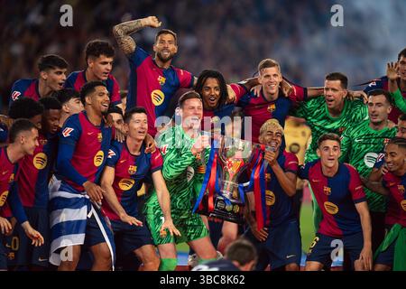 Barcellona, Spagna. 18 maggio 2025. I membri del Barcellona festeggiano con il trofeo durante la cerimonia della vittoria dopo la partita di calcio LaLiga tra Barcellona e Villarreal CF a Barcellona, in Spagna, il 18 maggio 2025. Crediti: Joan Gosa/Xinhua/Alamy Live News Foto Stock