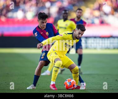 Barcellona, Spagna. 18 maggio 2025. Pedri (L) del Barcellona visse con Alex Baena del Villarreal durante la partita di calcio della LaLiga tra Barcellona e Villarreal CF a Barcellona, in Spagna, il 18 maggio 2025. Crediti: Joan Gosa/Xinhua/Alamy Live News Foto Stock