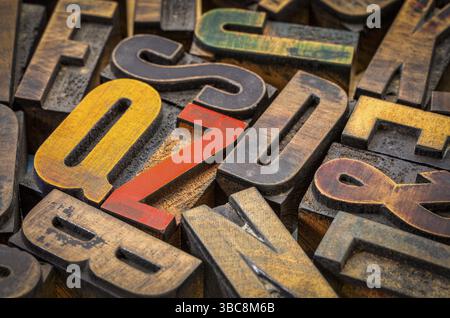 Sfondo di blocchi di stampa vintage casuali macchiati da inchiostri a colori Foto Stock