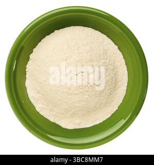 Proteine del siero di latte in polvere in un piccolo recipiente di ceramica isolato su bianco Foto Stock