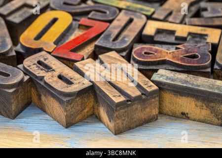 Sfondo di blocchi di stampa vintage su legno grunge Foto Stock
