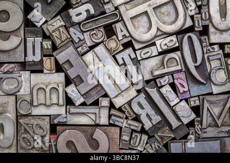Sfondo di blocchi di stampa di tipo metallico vintage casuali Foto Stock