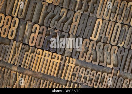 Tipi di tipografia in legno vintage ben usati, lettere e numeri (gotico condensato), macchiati di inchiostro Foto Stock