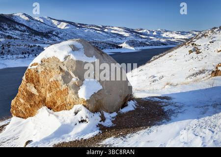 Pietra arenaria e Horsetooth Reservoir vicino a Fort Collins, Colorado, scenario invernale Foto Stock