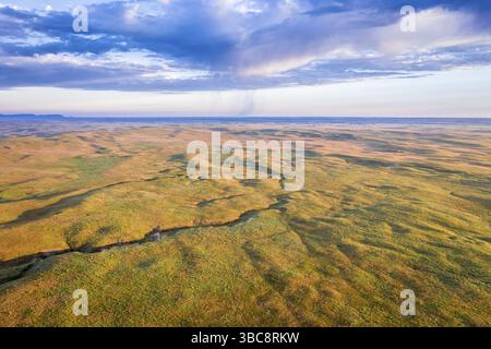 Alba estiva sulle Sandhills del Nebraska, vista dal tribunale e dalle Jail Rocks Foto Stock