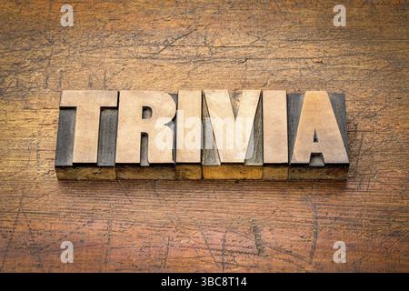 Parola curiosa in stile vintage letterpress in legno - concetto di cultura pop Foto Stock