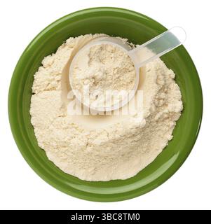 Polvere di proteine del siero di latte in un piccolo recipiente in ceramica con sessola in plastica Foto Stock