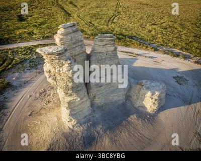 Castle Rock - pilastro di pietra calcarea pietra miliare nella prateria del Kansas occidentale vicino Quinter (Gove County) - vista aerea Foto Stock