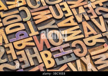 Sfondo di blocchi di stampa vintage casuali macchiati da inchiostri a colori Foto Stock