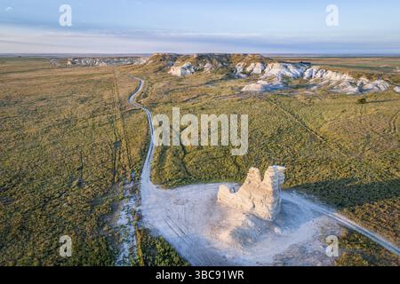 Castle Rock - pilastro calcareo nella prateria del Kansas occidentale vicino a Quinter (Gove County), vista aerea della fine dell'estate Foto Stock