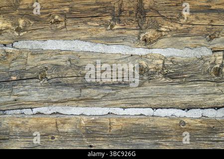 Parete rustica della cabina in legno - struttura e sfondo in legno intemperie Foto Stock