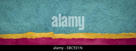 Paesaggio astratto creato con fogli colorati di carta testurizzata fatta a mano e striscioni panoramici Foto Stock