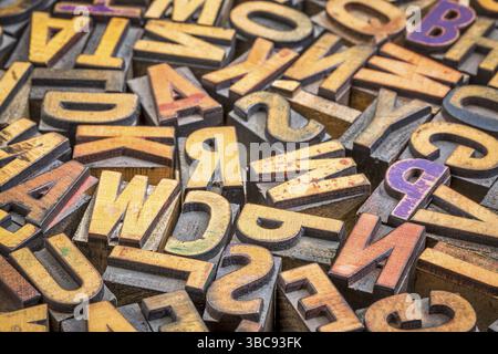 Sfondo di blocchi di stampa vintage su un legno rustico grunge Foto Stock