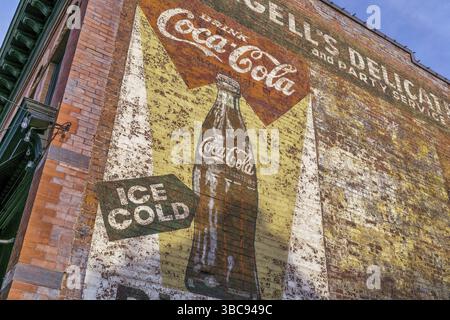 FORT COLLINS, CO, USA, 30 AGOSTO 2015: Un annuncio vintage per Coca-Cola - un murale sbiadito su un muro di un edificio nella città vecchia di Fort Collins, Nord America Foto Stock