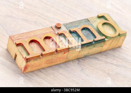 Parola d'ordine astratta in blocchi di legno di tipo letterprtess macchiati da inchiostri colorati Foto Stock