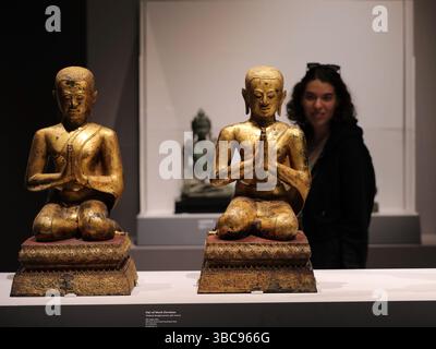 Los Angeles, Stati Uniti. 18 maggio 2025. Una donna visita gratuitamente il Los Angeles County Museum of Art durante l'International Museum Day a Los Angeles, California, Stati Uniti, 18 maggio 2025. La giornata Internazionale dei Musei, celebrata ogni anno il 18 maggio, è una celebrazione globale riconosciuta dal Consiglio Internazionale dei Musei. Crediti: Qiu Chen/Xinhua/Alamy Live News Foto Stock