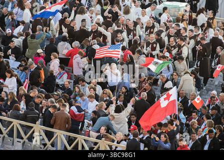 Vaticano, Vaticano. 19 maggio 2025. **NO LIBRI** Italia, Roma, Vaticano 2025/5/18 Papa Leone XIV conduce una Santa messa per l'inizio del suo pontificato, in piazza San Pietro in Vaticano, fotografia di ANDREA COLARIETI / Catholic Press Photo Credit: Independent Photo Agency/Alamy Live News Foto Stock