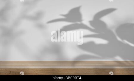 ombra degli alberi che ondeggiano dolcemente nella brezza, su uno sfondo bianco con un tavolo di legno. Foto Stock