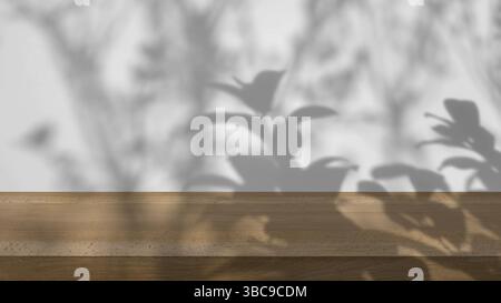 ombra degli alberi che ondeggiano dolcemente nella brezza, su uno sfondo bianco con un tavolo di legno. Foto Stock