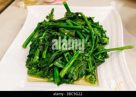 Piatto di GAI lan, o broccoli cinesi, servito in un ristorante cinese a Singapore Foto Stock