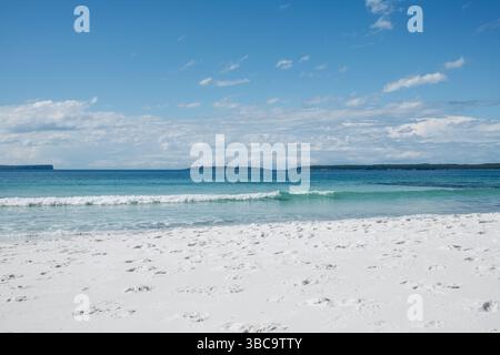 Spiaggia di sabbia bianca e mare turchese sotto il cielo blu a Jervis Bay Foto Stock