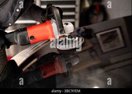 Lucidatura auto. Mani di un lavoratore professionista di servizi automobilistici. Foto Stock