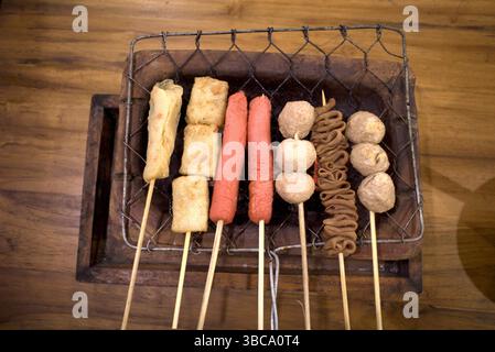 Piatti alla griglia satay, tofu satay, salsiccia di carne e palla di carne satay su Angkringan, delizioso cibo di strada a Yogyakarta, Indonesia. Foto Stock