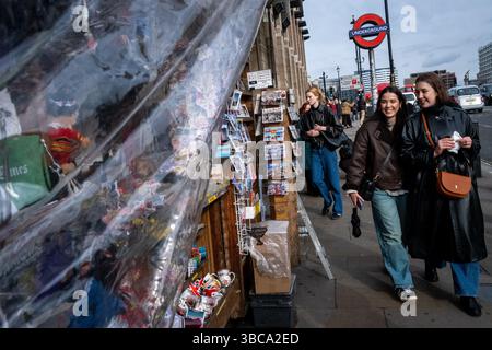 Turista sul ponte del Palazzo di Westminster con il Big Ben nella città di Londra capitale dell'Inghilterra e del Regno Unito il 22 marzo 2024. Tour Foto Stock