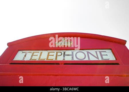 Primo piano di una cabina telefonica rossa. Foto Stock