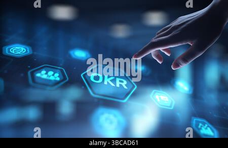 Obiettivi OKR e risultati chiave per la gestione delle prestazioni, proiezione su uno schermo virtuale, concetto di business e tecnologia. Foto Stock