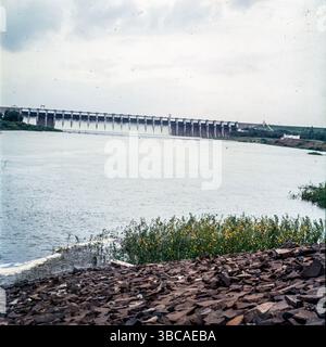 Diga, diga di Nathsagar, diga di Jayakwadi, fiume Godavari, fiume Pravara, Maharashtra, India, flusso d'acqua, progetto infrastrutturale, cemento, fiumi, punto di riferimento, scena, vista fiume, acque, Asia Foto Stock