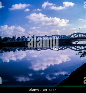 Il termine "Fort Bridge Chennai" si riferisce probabilmente al Napier Bridge, che collega Fort St. George a Marina Beach a Chennai. Si estende lungo il fiume Cooum ed è un punto di riferimento ben noto della città. Sebbene non sia direttamente un forte, è strettamente associato a Fort St. George, una delle fortificazioni più antiche della città Foto Stock