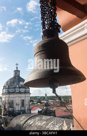 Vista dalla cima del campanile della chiesa la Merced sulla sua cupola. Granada, Nicaragua Foto Stock