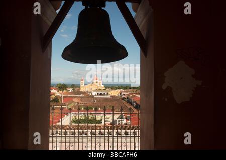 Vista dalla cima del campanile della Chiesa la Merced sui tetti del centro storico di Granada in direzione della Cattedrale di Granada, Nicaragua Foto Stock