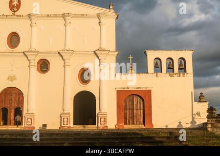 Vista al tramonto della facciata della Cattedrale di San Francisco a Granada, Nicaragua Foto Stock