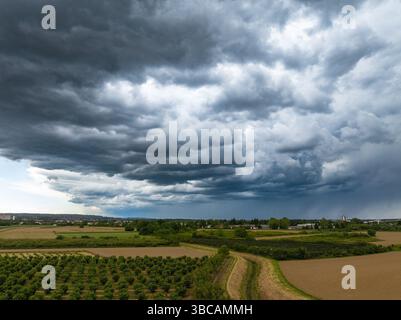 Vista aerea del suggestivo cielo sulle pianure in Croazia Foto Stock