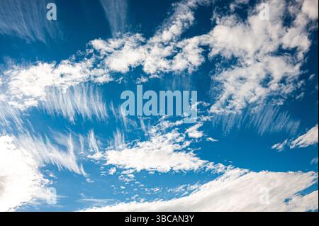 Cirrus e Cumulus nuvole contro un cielo blu Foto Stock