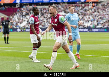 Il difensore del West Ham United Vladimír Coufal (5) appare arrabbiato durante la partita tra West Ham United FC e Nottingham Forest FC English Premier League al London Stadium, Londra, Inghilterra, Regno Unito il 18 maggio 2025 Credit: Ian Stephen/Every Second Media Foto Stock