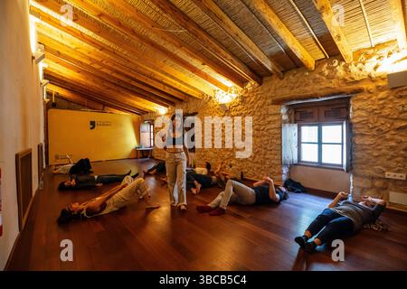 Workshop di sensibilizzazione del corpo di Mar Grimalt, la coma, Festival di Letteratura e pensiero contemporaneo, Fondazione Mallorca Literaria, Binissalem, Mallorca, spagna. Foto Stock