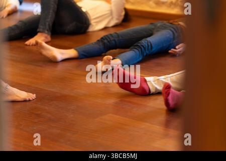 Workshop di sensibilizzazione del corpo di Mar Grimalt, la coma, Festival di Letteratura e pensiero contemporaneo, Fondazione Mallorca Literaria, Binissalem, Mallorca, spagna. Foto Stock