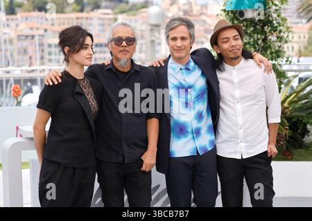 Angela Azevedo, lav Diaz, Gael Garcia Bernal, Amado Arjay Babon beim Photocall zum Kinofilm 'Magalhães / Magallanes / Magellan' auf dem Festival de Cannes 2025 / 78. Internationale Filmfestspiele von Cannes am Palais des Festivals. Cannes, 19.05.2025 Foto Stock