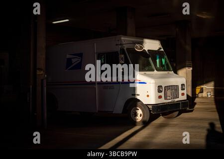 Washington DC, Vereinigte Staaten. 23 aprile 2025. Un autobus del servizio postale degli Stati Uniti è illuminato dal sole serale a Washington DC, 23 aprile 2025. Credito: dpa/Alamy Live News Foto Stock
